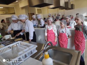 „Żyj zdrowo” – zajęcia gastronomiczne dla uczniów ze Zbydniowa 176