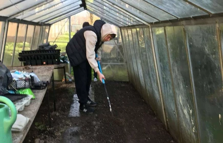 Na zdjęciu uczniowie kierunku technik rolnik w czasie wykonywania prac w szklarni. 