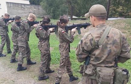 Na zdjęciu uczniowie klas o profilu wojskowym podczas zajęć praktycznych na terenie Jednostki Wojskowej w Kłaju. 