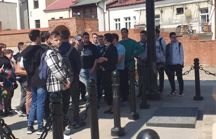 Fotografia barwna. Uczestnicy wycieczki podczas zwiedzania Tarnowa. 