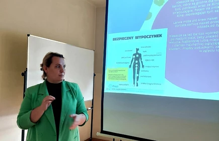Na zdjęciu pani Iwona Świętek - pracownik bocheńskiego Sanepidu podczas prelekcji nt. boreliozy.