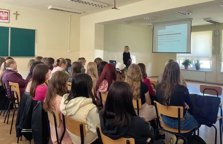 Na zdjęciu p. Ewa Chmielarz-Żwawa i uczennice biorące udział w warsztatach.