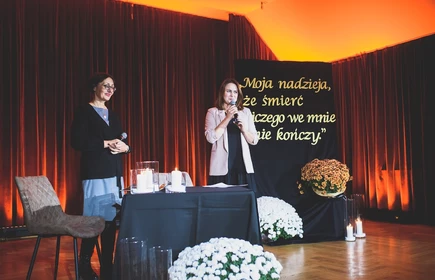 Na zdjęciu od lewej p. Sabina Zdebska i dyrektor Centrum Kultury Gminy Łapanów - p. Wioletta Nawojowska.