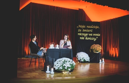 Na zdjęciu p. Sabina Zdebska i dyrektor Centrum Kultury Gminy Łapanów - p. Wioletta Nawojowska.