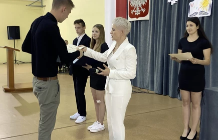 Uroczystość w Hali Sportowej CKZiU w Łapanowie.