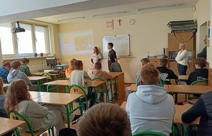 Zdjęcie przedstawia uczestników spotkania informacyjnego i przedstawicieli Fundacji Zwolnieni z Teorii oraz firmy Budimex. 