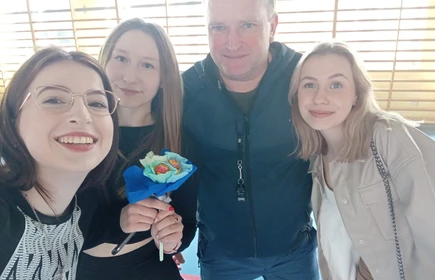 Na zdjęciu od lewej: Justyna Kącka, Katarzyna Bzdyl, pan Jarosław Marzec i Aneta Kaja. Zdjęcie wykonane w CKZiU w Łapanowie. 