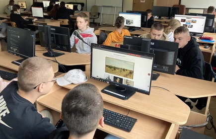 Fotografia barwna wykonana w budynku „B” CKZiU w Łapanowie, w sali komputerowej nr 8. Na zdjęciu uczniowie klasy I TC podczas edukacyjnej gry online „Galeria marzeń – Zagraj w sztukę!”.