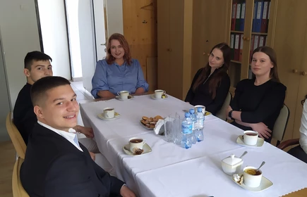 Na zdjęciu Dyrektor Szkoły - p. Jarosław Marzec, Opiekun SU - p. Ewa Drozd i Zarząd SU. Zdjęcie wykonane w budynku "A" CKZiU w Łapanowie.