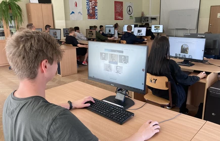 Na zdjęciu uczniowie kl. I TB grają w edukacyjna grę online „Galeria Marzeń – zagraj w sztukę!”. Zdjęcie wykonano w pracowni komputerowej w budynku B, sala nr. 8.