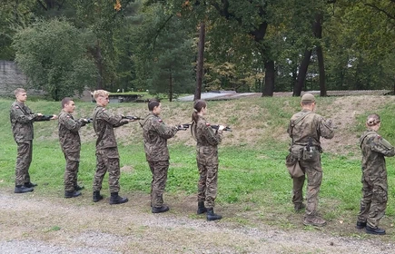 Na zdjęciu uczniowie klas o profilu wojskowym podczas zajęć praktycznych na terenie Jednostki Wojskowej w Kłaju. 