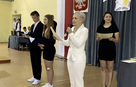 Uroczystość w Hali Sportowej CKZiU w Łapanowie.