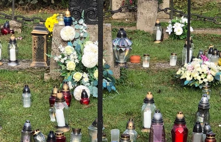 Zdjęcie grobów znajdujących się na cmentarzu w Łapanowie.