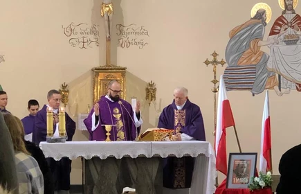 Obchody Narodowego Dnia Pamięci Żołnierzy Wyklętych w Bochni - Msza św. w Kościółku Szkolnym w Bochni. 