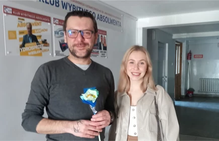 Na zdjęciu od lewej: pan kierownik mgr Marcin Budzyn i uczennica Aneta Kaja. Zdjęcie wykonane w CKZiU w Łapanowie. 