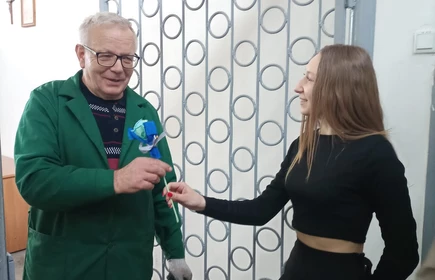 Na zdjęciu od lewej: pan Ryszard Janik i uczennica Katarzyna Bzdyl. Zdjęcie wykonane w CKZiU w Łapanowie. 