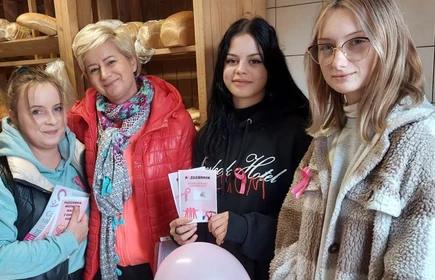 Na zdjęciu p. Celina Jacewicz i uczennice biorące odział w akcji „Październik miesiącem świadomości raka piersi", podczas rozdawania ulotek mieszkankom gminy Łapanów.