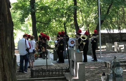 Uroczystości na cmentarzu św. Rozalii w Bochni. Zdjęcie przedstawia Orkiestrę Dętą Kopalni Soli w Bochni.