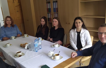Na zdjęciu Dyrektor Szkoły - p. Jarosław Marzec, Opiekun SU - p. Ewa Drozd i Zarząd SU. Zdjęcie wykonane w budynku "A" CKZiU w Łapanowie.