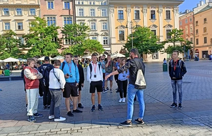 Na zdjęciu uczniowie branży budowlanej podczas wycieczki przedmiotowej do Krakowa.