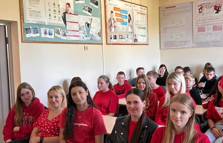 Na zdjęciu młodzież uczestnicząca w spotkaniu online z prof. Michałem Zembalą. 