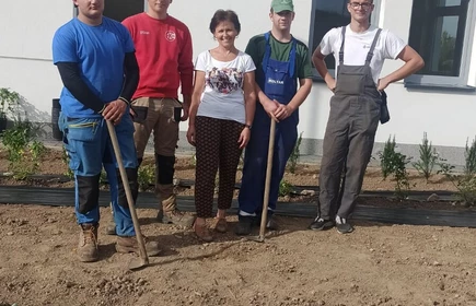 Na zdjęciu p. Barbara Radzięta wraz z młodzieżą CKZiU w Łapanowie. Bochnia, ZOL.