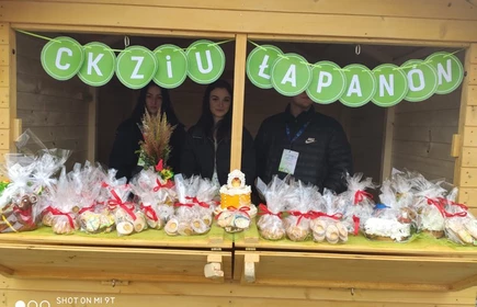 Stoisko promocyjne CKZiU w Łapanowie.