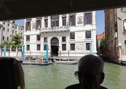 widok z łódki na kanał i budynek w tle