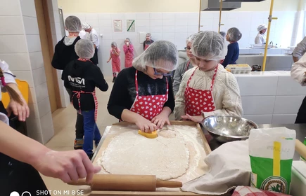 „Żyj zdrowo” – zajęcia gastronomiczne dla uczniów ze Zbydniowa 10