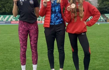 Na zdjęciu zawodnicy na podium. Trzecia od lewej – Klaudia Hejmo, uczennica CKZiU w Łapanowie oraz zdobywczyni brązowego medalu w biegu 300 m przez płotki.