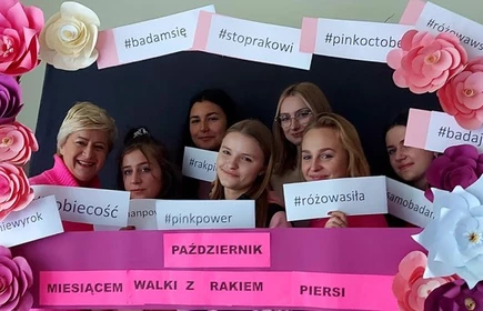 Na zdjęciu od lewej p. Celina Jacewicz i uczennice kl. 3 TA, biorące udział w warsztatach. Zdjęcie wykonane na tle fotobudki promującej profilaktykę raka piersi. 
