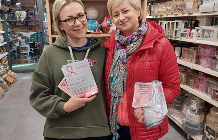 Na zdjęciu p. Celina Jacewicz i mieszkanka gminy Łapanów, w dłoniach trzymają ulotki zachęcające do profilaktyki raka piersi. 
