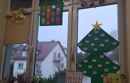 Zdjęcie przedstawia konkursowe kalendarze adwentowe. 