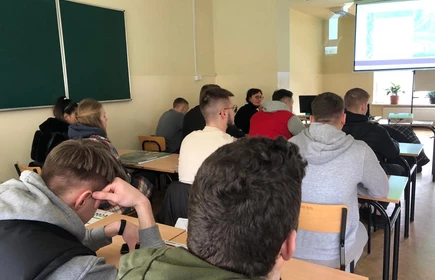 Na zdjęciu uczniowie klas czwartych CKZiU w Łapanowie uczestniczący w spotkaniu z pracownikiem naukowym Staropolskiej Szkoły Wyższej w Kielcach z filią w Myślenicach i filią w Bochni. Zdjęcie wykonane w budynku "B" CKZiU w Łapanowie.