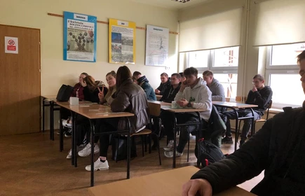 Na zdjęciu uczniowie klas czwartych CKZiU w Łapanowie uczestniczący w spotkaniu z pracownikiem naukowym Staropolskiej Szkoły Wyższej w Kielcach z filią w Myślenicach i filią w Bochni. Zdjęcie wykonane w budynku "B" CKZiU w Łapanowie.