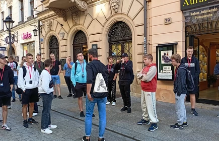 Na zdjęciu uczniowie branży budowlanej podczas wycieczki przedmiotowej do Krakowa.