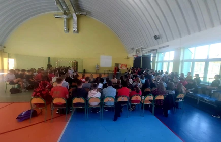 Fotografia barwna: młodzież uczestniczącą w Akcji "Czytamy z Sercem". Zdjęcia wykonane w Hali Sportowej CKZiU w Łapanowie.