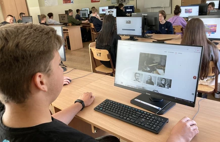 Na zdjęciu uczniowie kl. I TB grają w edukacyjna grę online „Galeria Marzeń – zagraj w sztukę!”. Zdjęcie wykonano w pracowni komputerowej w budynku B, sala nr. 8.