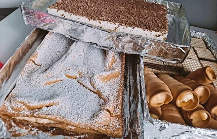 Ciasta i ciasteczka przygotowane przez uczniów i nauczycieli CKZiU w Łapanowie na kiermasz charytatywny organizowany w Trzcianie. Dochód ze sprzedaży przeznaczony zostanie na pomoc Leyli Robak.