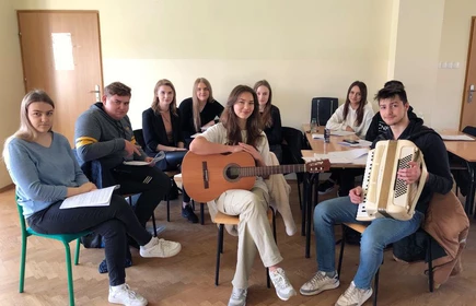 Zdjęcie przedstawia młodzież, która będzie prowadziła adorację Najświętszego Sakramentu w Kościele.