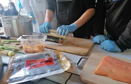 Pokaz sporządzania sushi