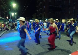 grupa ludzi idących nocą ulicą