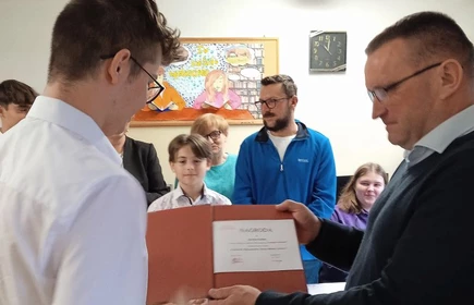 Rozdanie dyplomów przez pana Dyrektora dla laureatów
