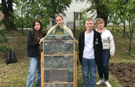 Na zdjęciu uczniowie CKZiU w Łapanowie wraz z Panią Barbarą Rychel. Fotografia wykonana w szkolnym ogrodzie.