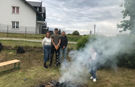 Na zdjęciu Pani Wicedyrektor Alicja Banat z uczniami klasy 2 TBs. Fotografia wykonana w szkolnym ogrodzie.