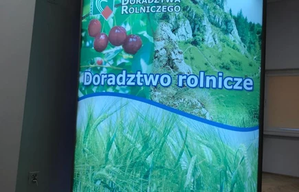 Na zdjęciu ścianka reklamowa promująca Małopolski Ośrodek Doradztwa Rolniczego w Karniowicach. 