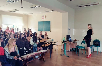 Na zdjęciu p. Ewa Chmielarz-Żwawa i uczennice biorące udział w warsztatach.