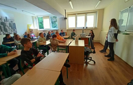 Zdjęcie przedstawia uczestników spotkania informacyjnego i przedstawicieli Fundacji Zwolnieni z Teorii oraz firmy Budimex. 