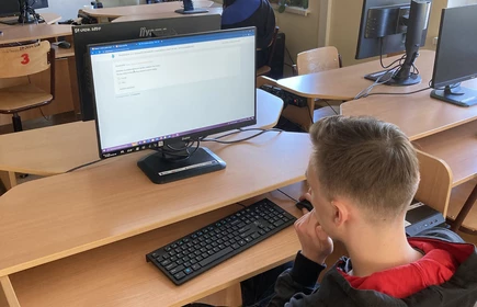 Na zdjęciu uczniowie CKZiU w Łapanowie podczas rozwiązywania testu konkursowego online. Zdjęcia wykonane w pracowni komputerowej.