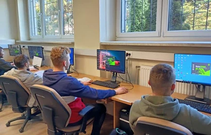 Na zdjęciu uczniowie kl. 4 AP kształcący się w zawodzie technik budownictwa podczas zajęć lekcyjnych wykonują zadania praktyczne w programie Norma Expert.